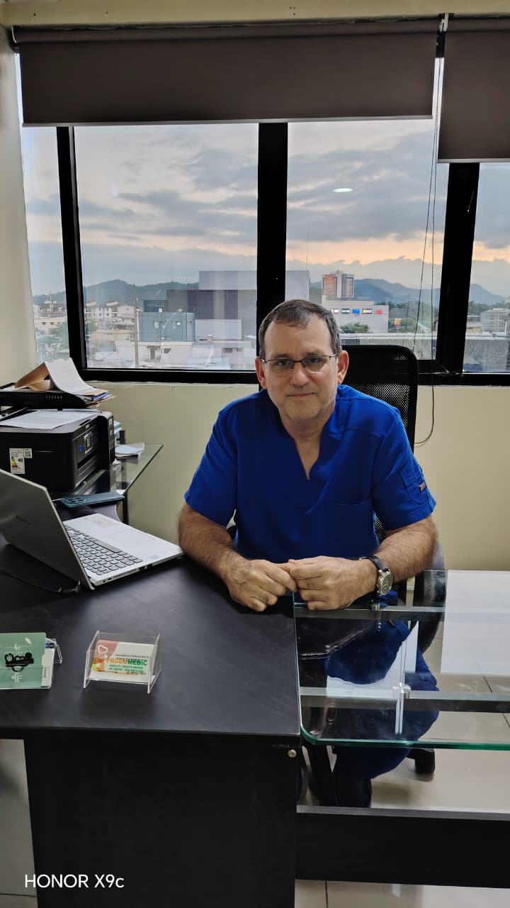 Dr. Enrique Iglesias Marimon, otorrinolaringólogo especialista en rinoplastia en Guayaquil